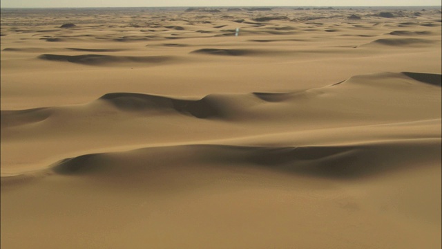 原始的沙丘向远处的地平线延伸。视频下载