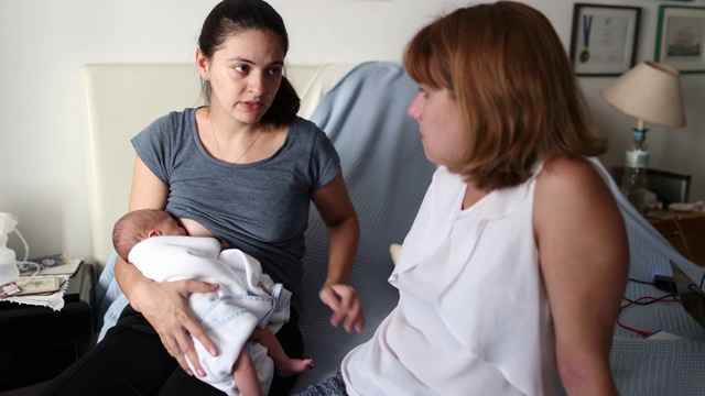谈论孕妇和新生儿的妇女视频素材