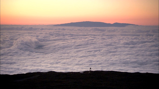 厚厚的云海覆盖着一个大山谷。视频下载