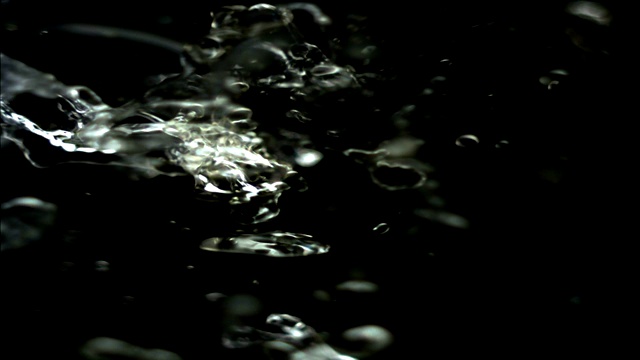 气泡在水中变平、起伏。视频素材