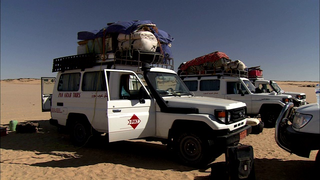 满载的越野车停在吉尔夫凯比尔的沙漠上。视频下载