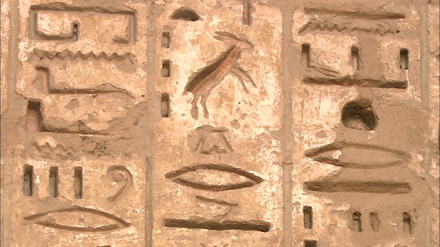 石墙上有象形文字。视频下载