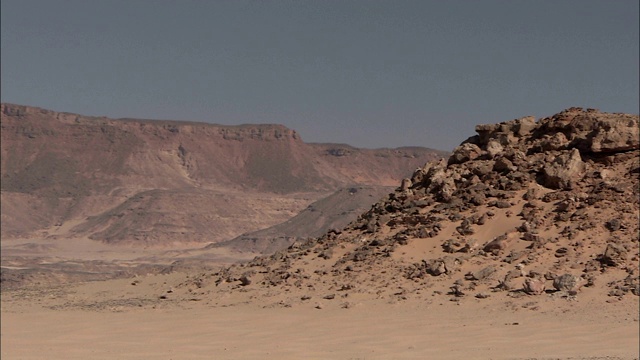 Gilf Kebir从埃及的沙漠地面升起。视频下载