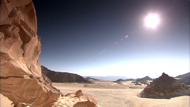 阳光照射在撒哈拉沙漠的岩层上。视频下载