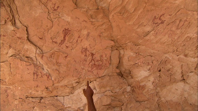 两位探险者正在研究洞穴壁画。视频素材