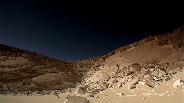 沙土覆盖了吉尔夫凯比尔崎岖的岩层。视频下载