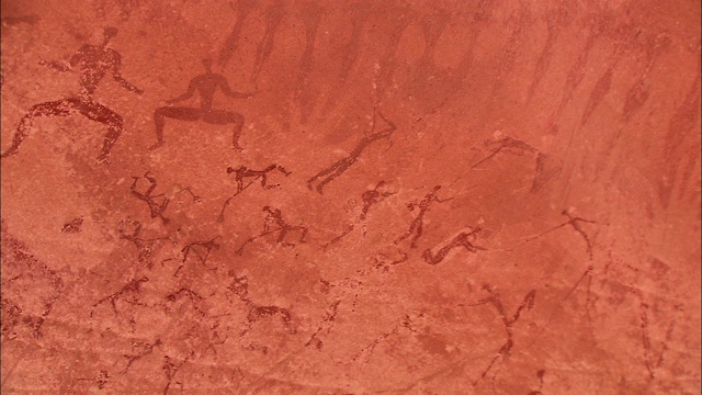 吉尔夫凯比尔悬崖上的岩画描绘了人物形象。视频下载