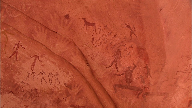 岩画覆盖了沙漠中的一部分岩壁。视频素材