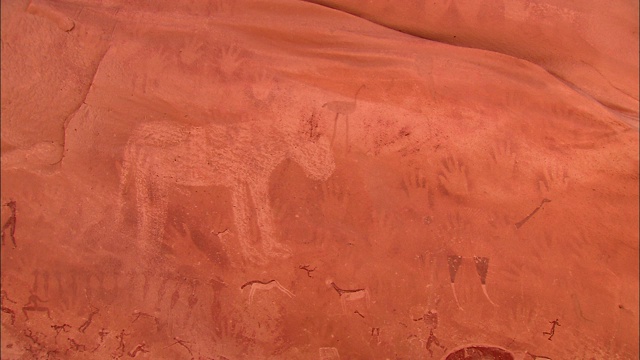 岩画上有人类的手印和动物的形状。视频素材