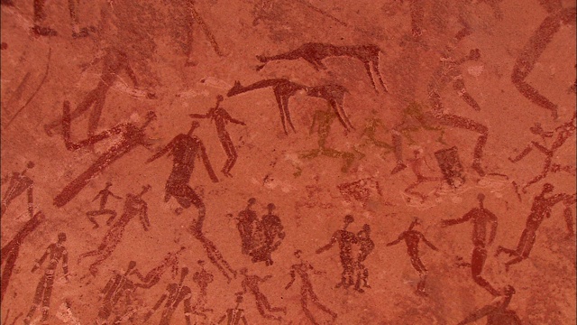 砂岩上的古代象形文字描绘了许多人和动物的形态。视频素材