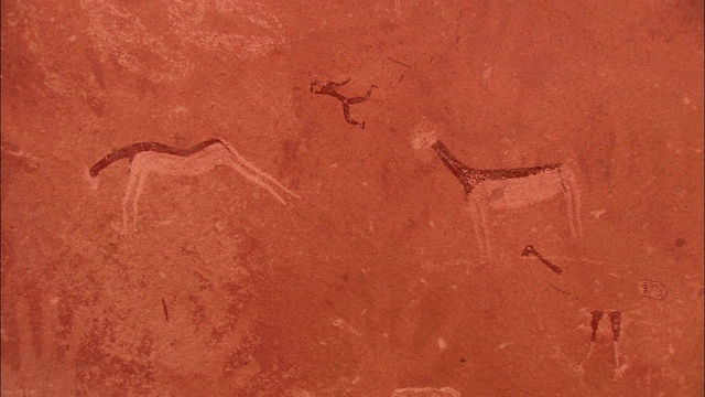 古老的洞穴艺术装饰着砂岩墙壁。视频素材