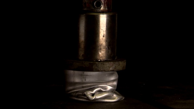 压路机压碎铝缸。视频下载