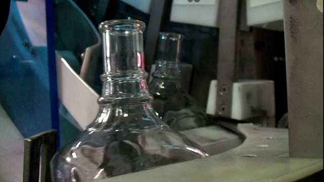 在酒厂装瓶操作中，滗水器在传送带上移动。视频下载