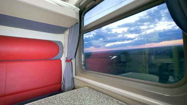 旅客列车上有一扇大窗户的空车厢。夏天旅行的概念。视频下载