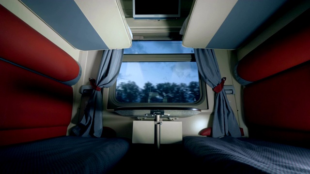火车双门上的两个座位和一张桌子。乘火车旅行的概念。视频素材