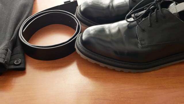 白领、上班族服装套装长裤、皮带和黑色正装鞋。全景4k视频片段视频素材