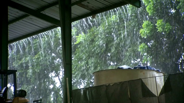 雨水倾泻在开箱区的屋檐上。视频下载