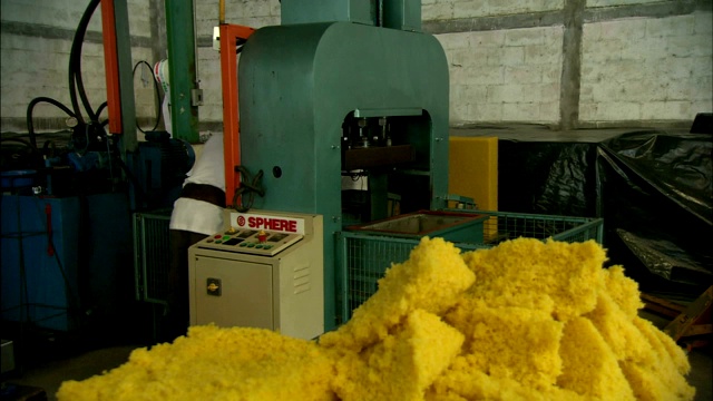 橡胶厂的工人加工生橡胶。视频素材