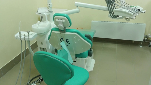 垂直全景牙医办公室内部配备椅座等牙科设备、工具。4 k视频视频下载
