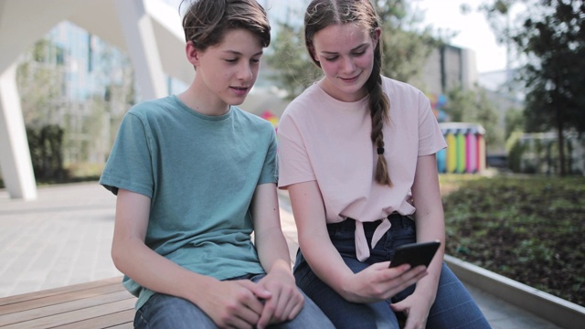 青少年在城市里通过智能手机进行户外社交活动视频下载