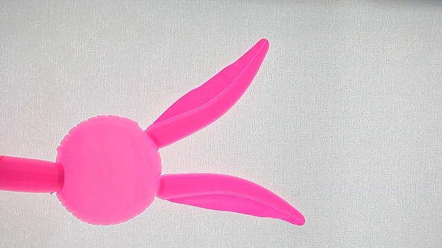 粉色兔子气球白色背景视频下载