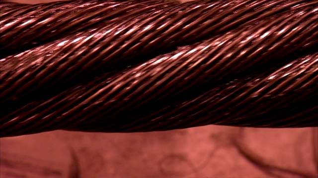 钢丝缠绕成粗电缆。视频下载