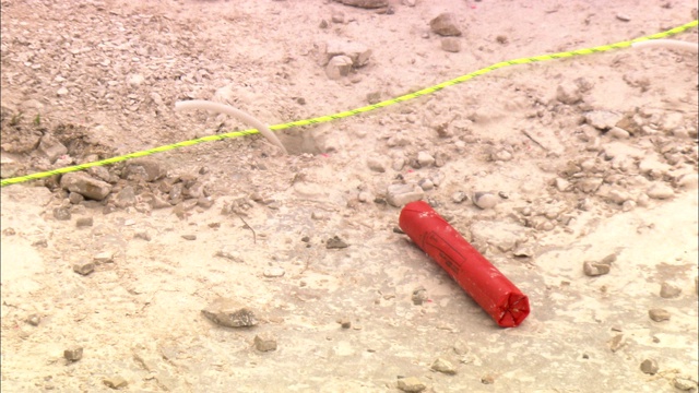 在一处石灰石采石场的黄线附近有一根炸药。视频下载