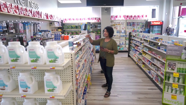 亚洲妇女在药店购物视频下载