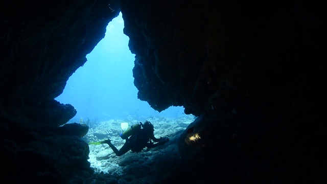 水下洞穴和潜水员。视频素材