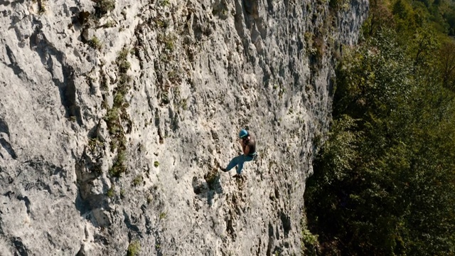 登山者艰难地爬到岩石上后下降视频素材