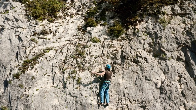 攀岩者沿着岩石攀爬5类路线。乔治亚州视频素材