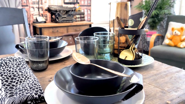 桌子上的黑碗和盘子视频下载