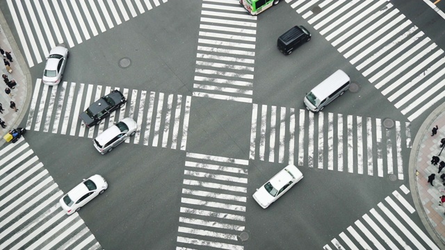 交通驾驶汽车和公共汽车穿过市中心区道路交叉口银座，日本东京视频素材