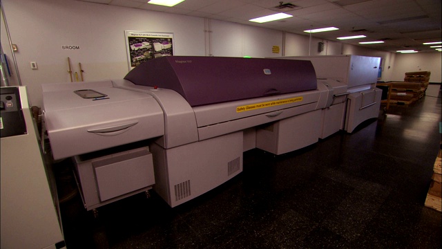 一台大型印刷机在一家杂志厂运转。视频下载