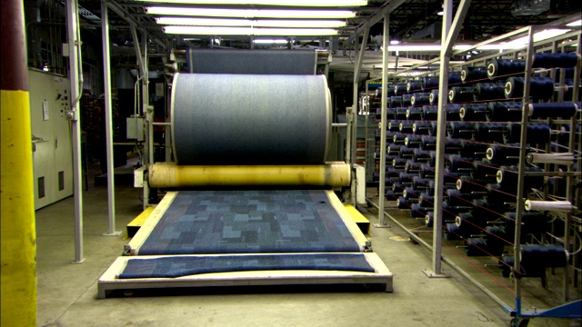 地毯制造厂有机器在运作。视频素材