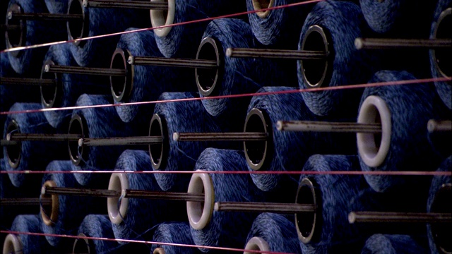 在地毯制造厂，纱线从大线轴上展开。视频下载