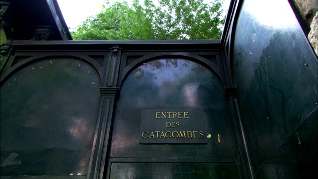 一个黑色的标志是通往巴黎地下墓穴的入口。视频下载