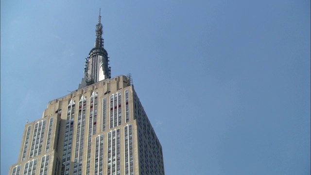 帝国大厦高耸入湛蓝的天空。视频下载