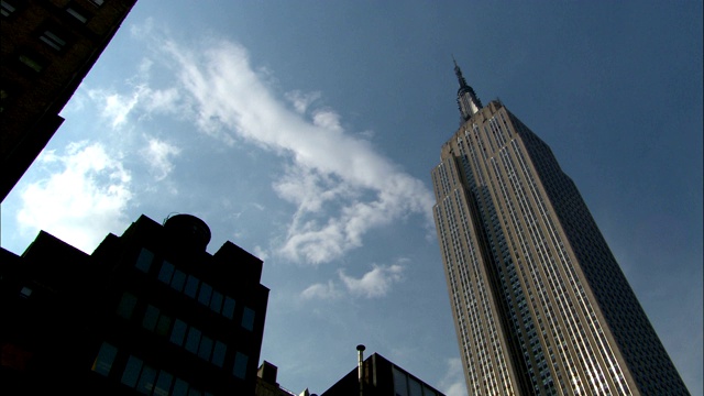 帝国大厦高高耸立在纽约市的其他建筑物之上。视频下载