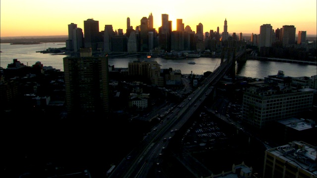 在黄金时段，布鲁克林大桥上车流滚滚。视频素材