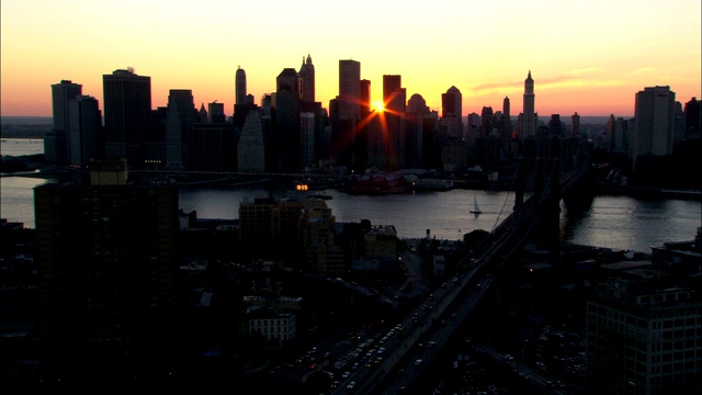 金色的阳光照耀在曼哈顿的摩天大楼和东河后面。视频素材