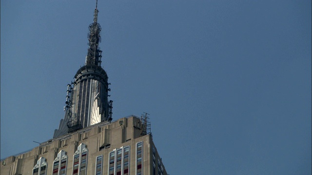 天线覆盖了纽约帝国大厦的尖顶。视频下载