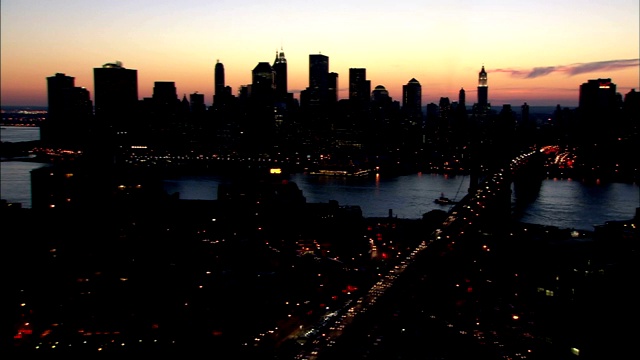 夕阳西下时，布鲁克林大桥上车流滚滚。视频素材