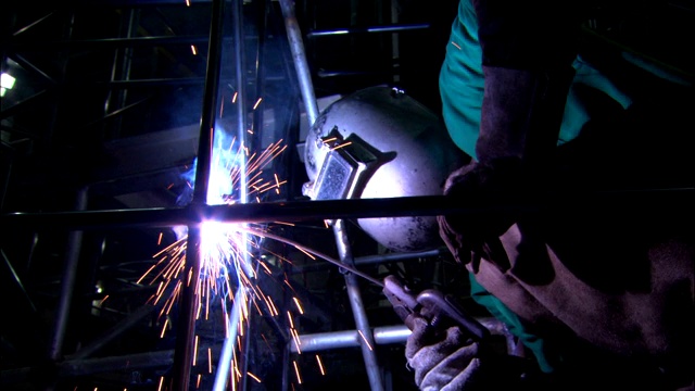 焊工组装金属框架。视频下载