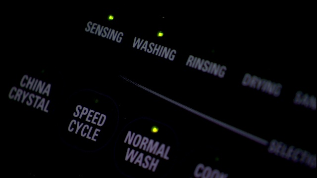 洗碗机的控制面板上闪烁着灯光。视频下载