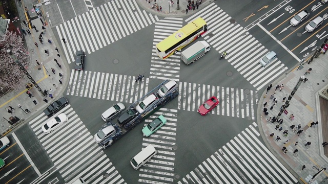 交通驾驶汽车和公共汽车穿过市中心区道路交叉口银座，日本东京视频素材