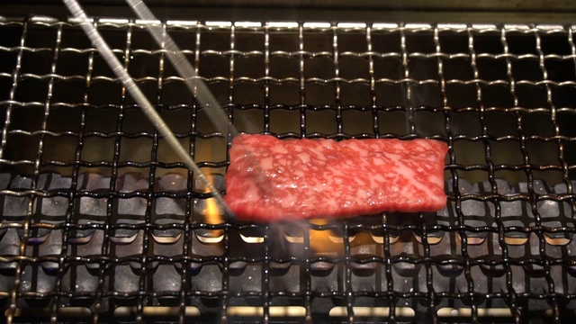 烧牛肉，用火烤牛肉视频素材