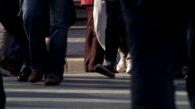 大多数行人在人行横道上都穿运动鞋。视频下载