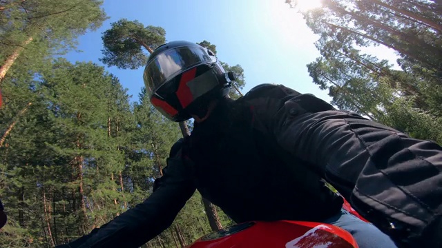 戴头盔的骑摩托车的人。视频素材