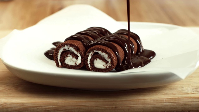 在自制甜点上浇上上等融化的巧克力。视频素材